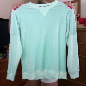 CUTE CREWNECK ALERT 🥳